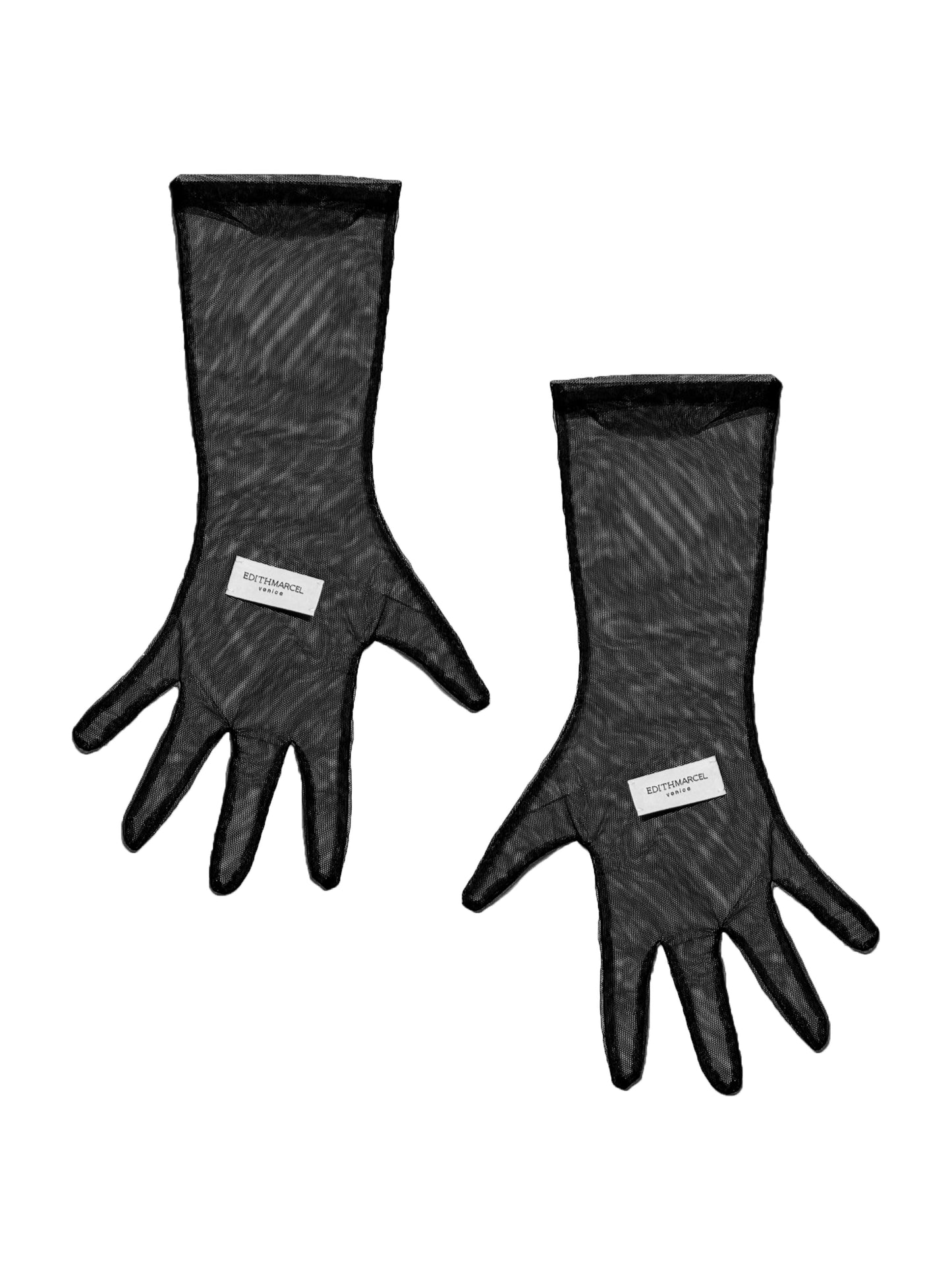 Short tulle gloves.
