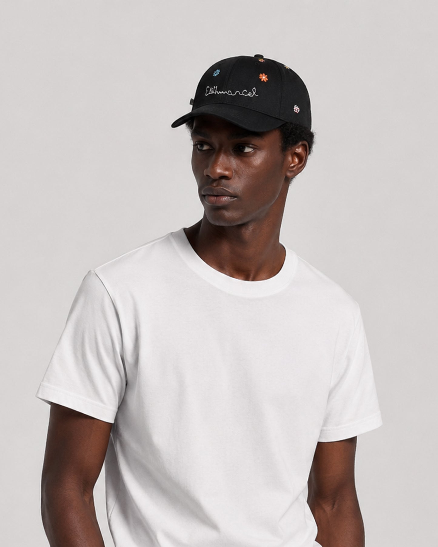 CAPPELLO CON RICAMO FLOREALE
