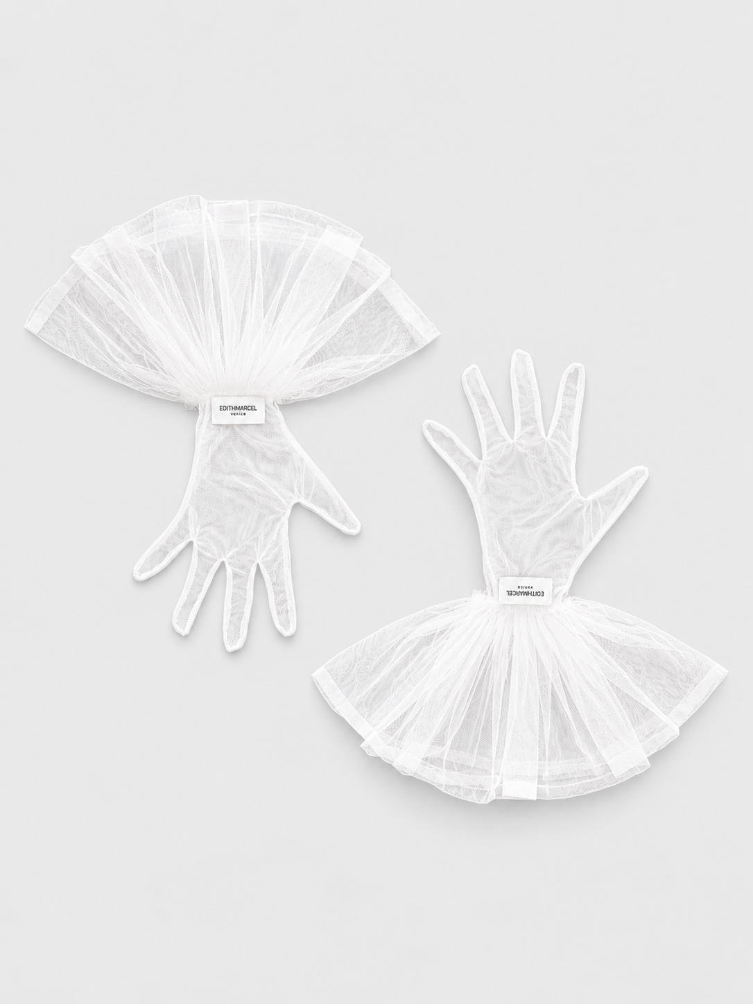 SHORT WHITE TULLE GLOVES WITH RUFFLED CUFF
