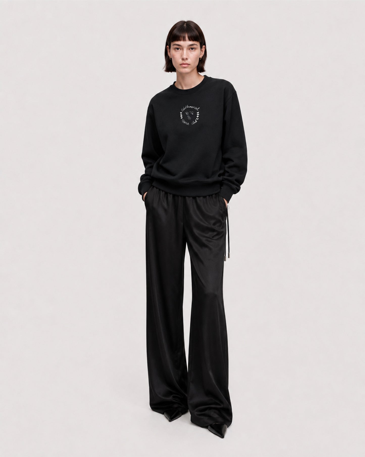 EMBROIDERED ILLUSTRATION BLACK SWEATSHIRT