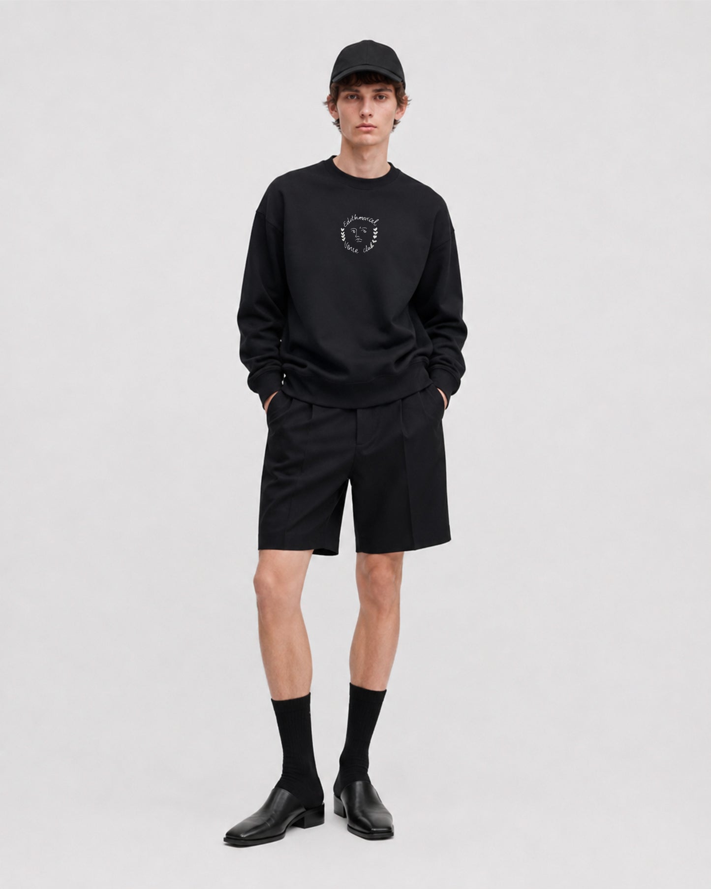 EMBROIDERED ILLUSTRATION BLACK SWEATSHIRT